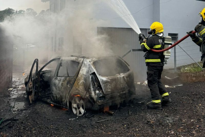 incêndio destruiu um carro