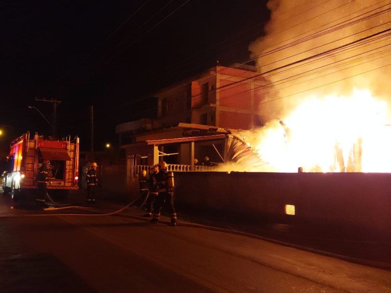 Inc&ecirc;ndio ocorreu em uma casa no bairro Salto do Norte, na madrugada desta ter&ccedil;a-feira (23), em Blumenau – Foto: CBMSC/Reprodu&ccedil;&atilde;o/ND
