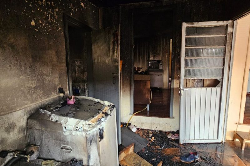 Ao lado de onde o fogo come&ccedil;ou havia um botij&atilde;o de g&aacute;s. – Foto: Marcos Lewe/ND Mais