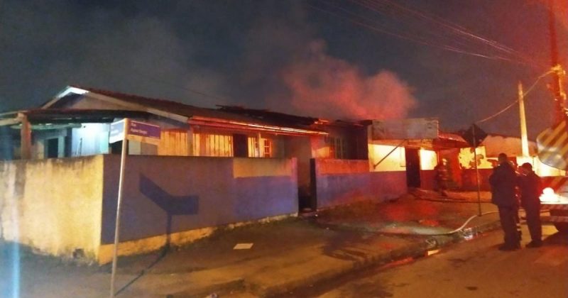 Corpo de Bombeiros foi acionado nesta madrugada (22), por volta da 1h30, ara atender uma ocorrência de incêndio na rua Agenor Borges, em Criciúma