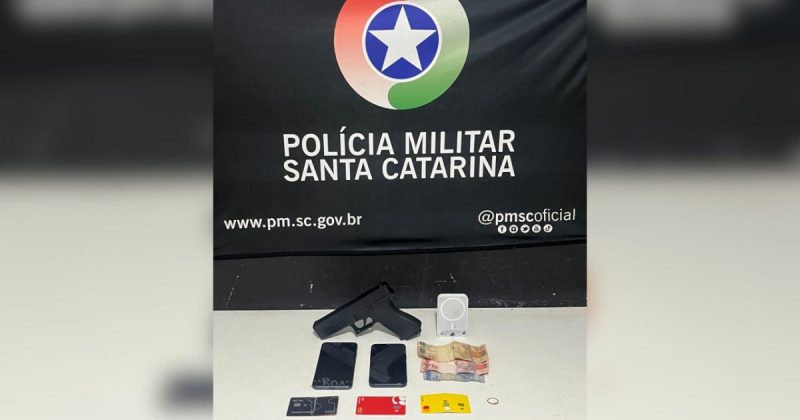 Itens apreendidos de suspeitos de roubo em Itajaí 