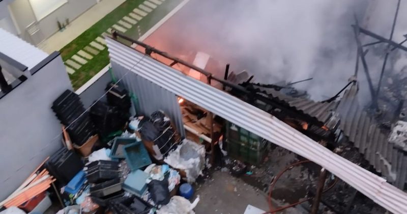 Inc&ecirc;ndio em Itapema atinge empresa de reciclagem danificando eletrodom&eacute;sticos e parte da mat&eacute;ria-prima – Foto: CBMSC/ Divulga&ccedil;&atilde;o