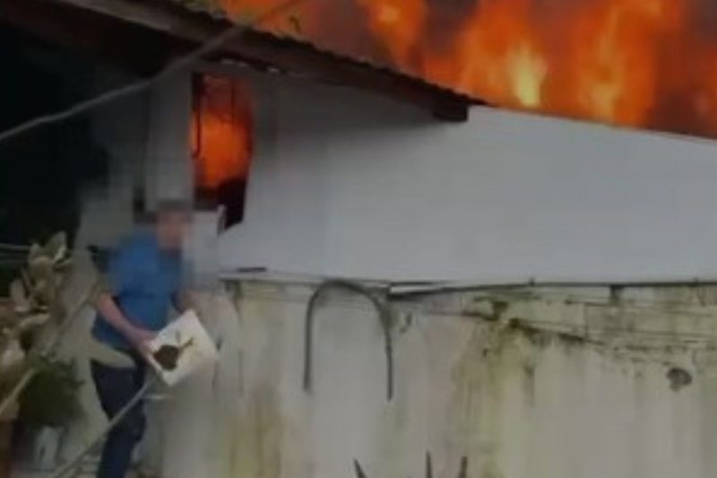 Homem tenta apagar incêndio usando balde com água