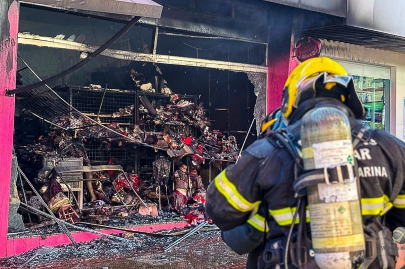 Loja de utilidades foi destru&iacute;da em inc&ecirc;ndio de grandes propor&ccedil;&otilde;es. – Foto: Marcos de Lima/R&aacute;dio 103 FM/ND
