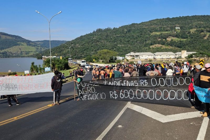 Cerca de 200 indígenas se reúnem na rodovia SCT-480, entre SC e o RS. &#8211; Foto: Marcos Lewe/ND Mais