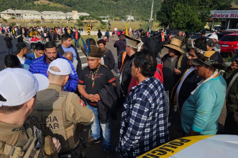 Os indígenas se reuniram na cabeceira da ponte entre Chapecó e Nonoai. &#8211; Foto: Marcos Lewe/ND Mais