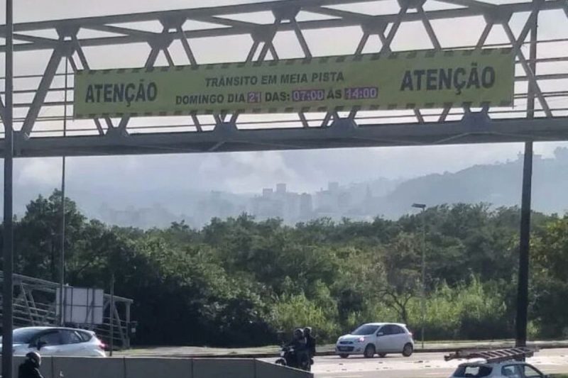 Faixa alerta para bloqueio no trânsito de Florianópolis