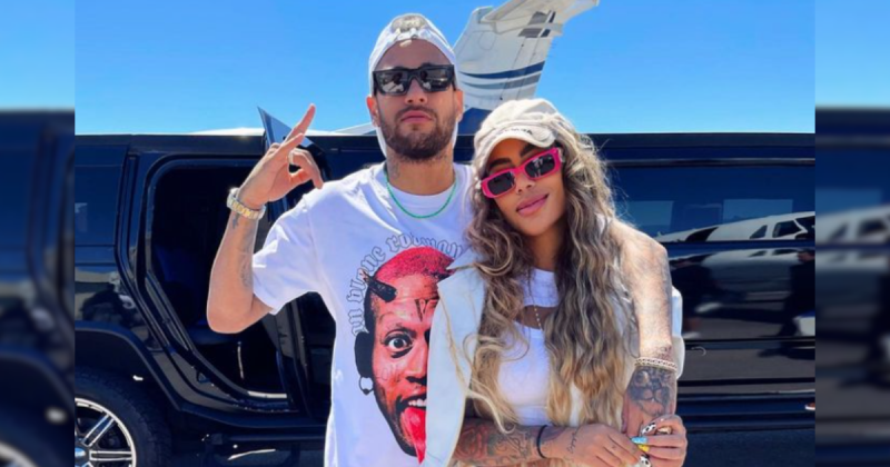 Neymar e sua irmã, Rafaella Santos, com carro preto atrás