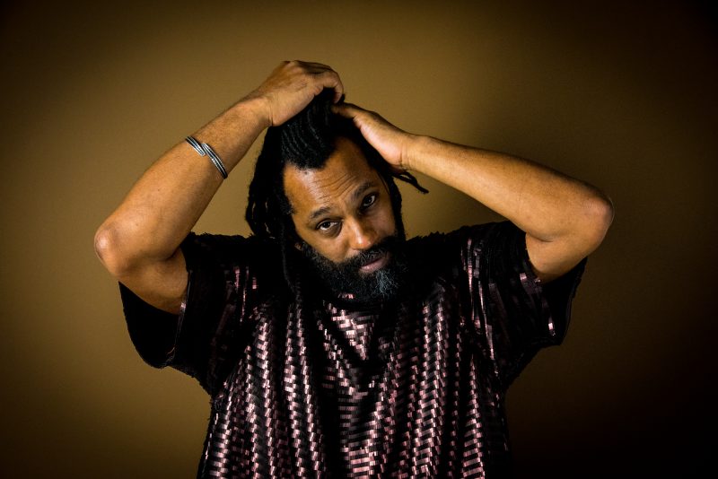 Cantor, compositor e multiartista Jairo Pereira, que tamb&eacute;m &eacute; vocalista do grupo Al&aacute;fia, traz a Floripa seu show solo, nesta quinta, no Ara&ccedil;&aacute; Botequim, na Lagoa – Foto: Joice Aguiar/Divulga&ccedil;&atilde;o