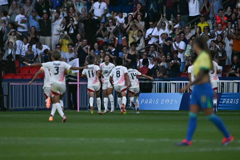 Jogadores do Japão comemoram a virada contra o Brasil