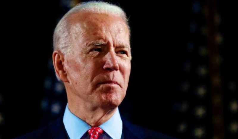 Joe Biden, homem branco idoso olhando sério para o nada 