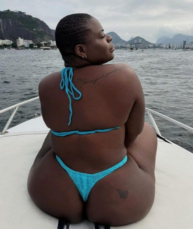 na foto, Jojo Todynho aparece de biquíni durante passeio na lancha