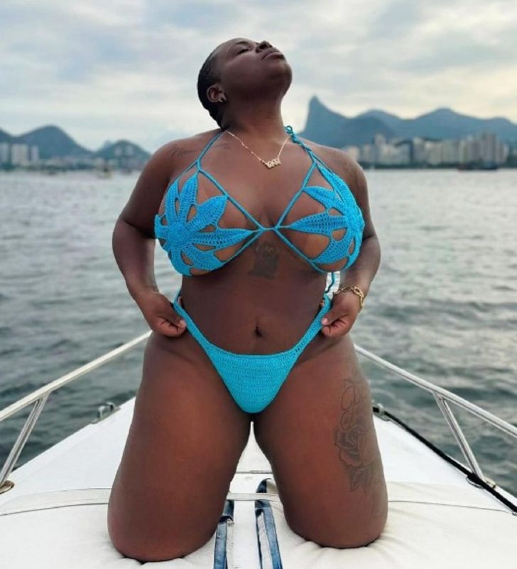 na foto, Jojo Todynho exibe resultado da cirurgia bariátrica em biquíni