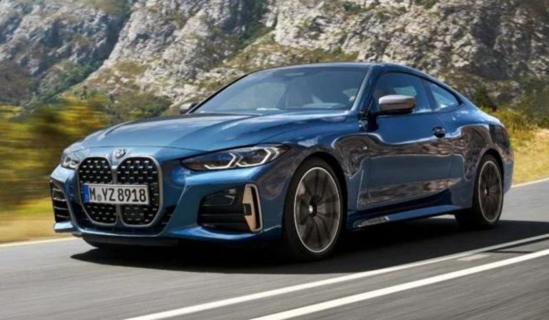 Jovens bateram carro da BMW esportivo de duas portas, foto mostra modelo do carro na cor azul