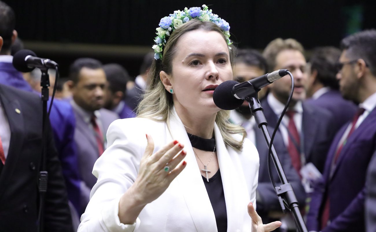 Julia Zanatta manda recado: se Seif perder mandato, Senado é de Carlos Bolsonaro