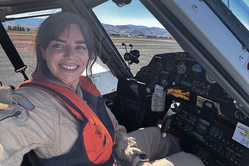 Piloto brasileira Juliana Turchetti em missão a bordo de aeronave