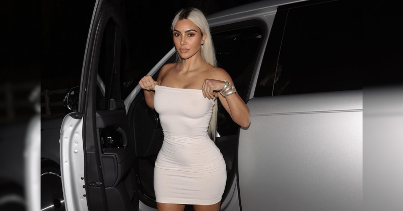 Kim Kardashian saindo de carro com mãos no vestido