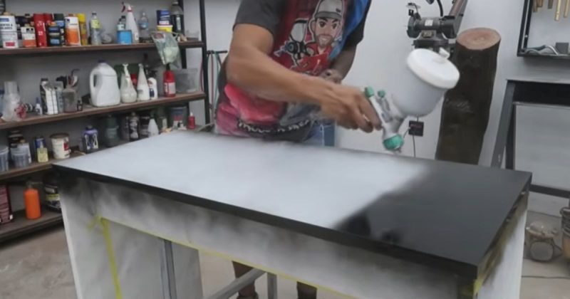 Pintor mostrou como laquear a mesa