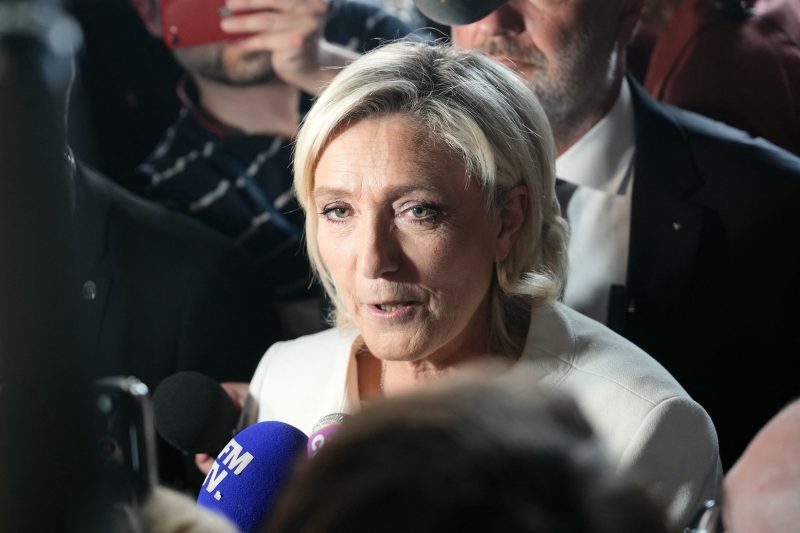 Marine Le Pen liderou o partido francês de extrema direita, Rassemblement National (RN), à liderança das eleições no 1º turno, mas foi derrotada no 2º turno após coalizão entre centro e esquerda no país – Foto: Dimitar DILKOFF /AFP/ND