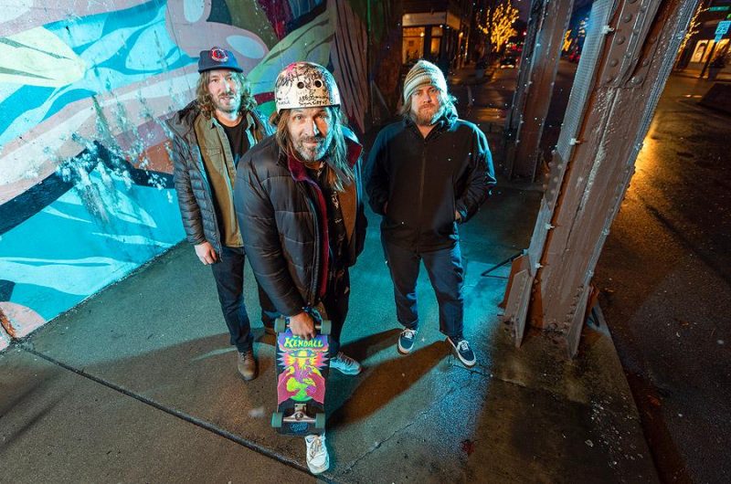 Vocalista e guitarrista da banda The Lemonheads, Evan Dando (ao centro), ao lado dos parceiros de banda Farley Glavin (baixista) Johm Kent (baterista) fala ao ND Mais sobre a expectativa do show em Florian&oacute;polis, s&aacute;bado, no John Bull Pub – Foto: Barry_Brecheisen/Divulga&ccedil;&atilde;o