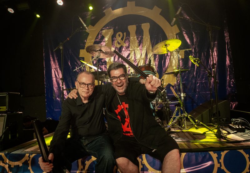 Augusto Licks e Carlos Maltz conversavam desde antes da Pandemia sobre a possibilidade de voltar a tocar as can&ccedil;&otilde;es cl&aacute;ssicas dos Engenheiros do Hawaii. Ideia que se concretizou neste ano e que no dia 9 de agosto, no John Bull, dar&aacute; in&iacute;cio &agrave; turn&ecirc; nacional de “Licks &amp; Maltz com Engenheiros Sem Crea” – Foto: GLAUCO MALTA/DIVULGA&Ccedil;&Atilde;O