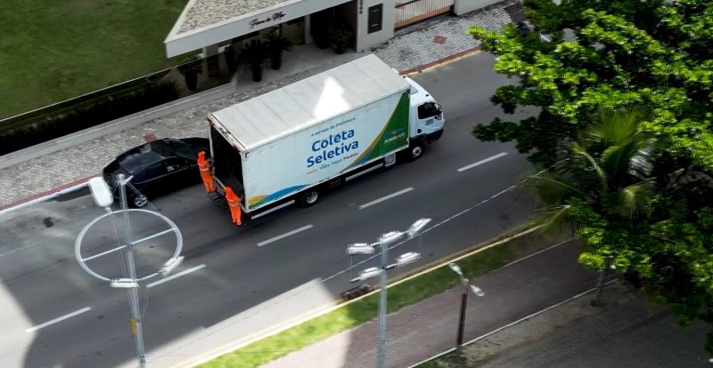 O trabalho de recolhimento do lixo das cidades fica por conta das equipes das empresas responsáveis pela destinação dos resíduos - Foto: Reprodução/Jacson Botelho