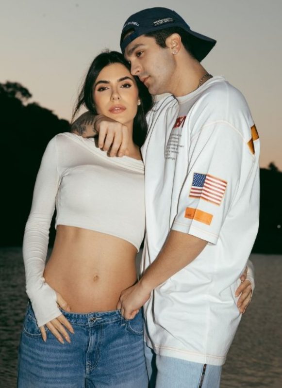 na foto aparecem Luan Santana e a influenciadora Jade Magalhães com a barriga à mostra 