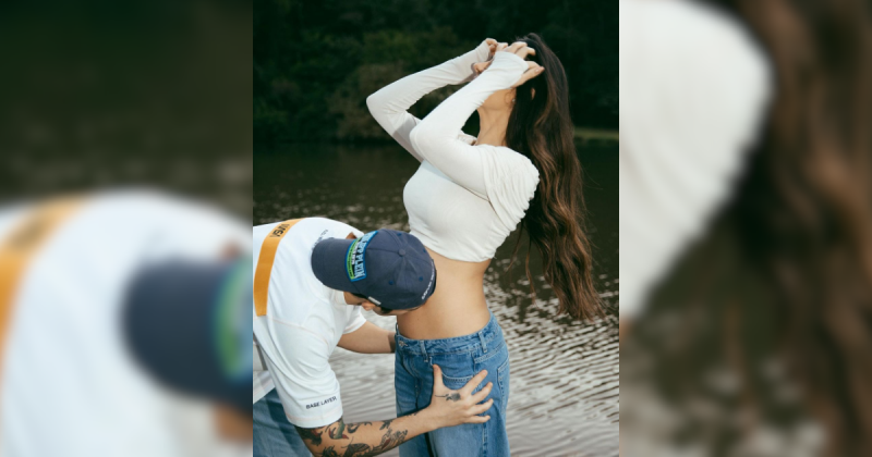 na foto Luan Santana aparece beijando a barriga de Jade Magalhães