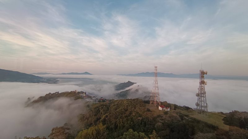 Capital catarinense amanhece coberta por neblina nesta quarta-feira (24). Tempo bom em todo estado.