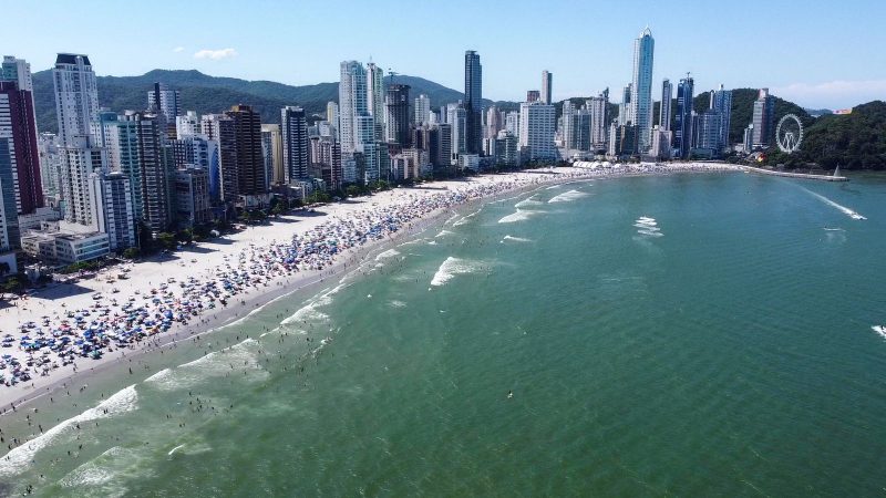 Imagem aberta da praia central de Balneário Camboriú