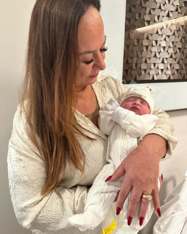 Mãe de Neymar segura a nova filha do jogador no colo