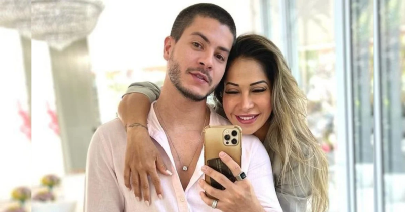 Arthur Aguiar em foto no espelho com Maíra cardi 