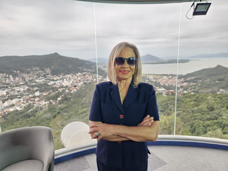 Regina Nobrez Tartaglia é carioca, mas construiu sua vida em Florianópolis e adotou a identidade manezinha - Foto: Divulgação