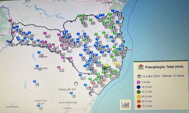 na imagem aparece um mapa de SC indicando onde mais teve volume de chuva pelo Estado