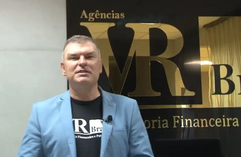 Márcio Ramos, dono da VR Brasil falecido em maio, é acusado de ter, entre seus negócios, um banco que operava sem autorização legal - Foto: Reprodução/YouTube