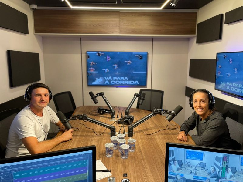 Henrique Zanotto e Mari Andrade no podcast Vá Para a Corrida
