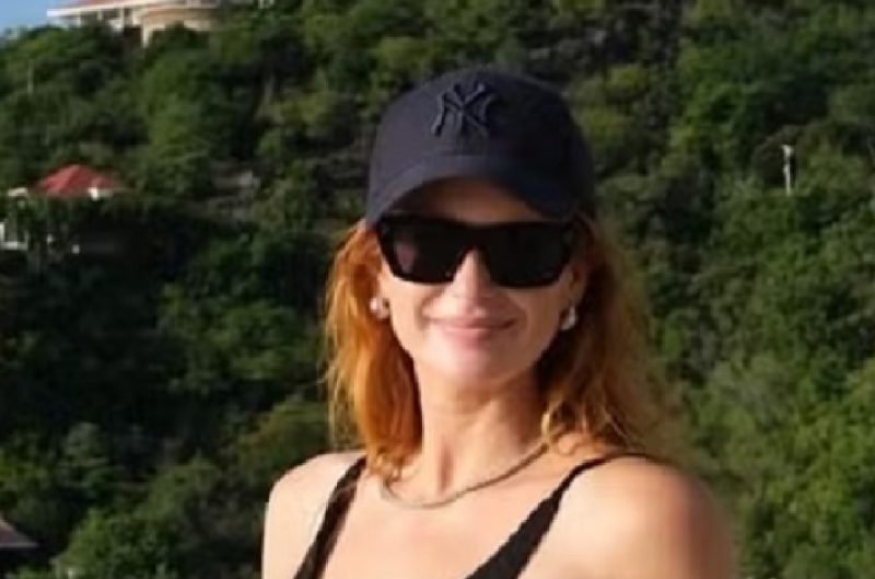 Marina Ruy Barbosa aparece sorrindo para a foto de boné e óculos pretos em praia