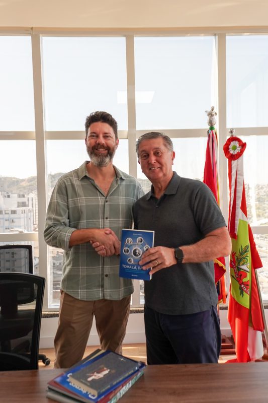 Maurício Oliveira e o prefeito Topázio Neto falam sobre Floripa - Foto: Vitor Severo/Caroba  Produções/Divulgação