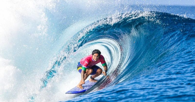 Surfista brasileiro Gabriel Medina passa de fase em tubo após surfar nesta segunda (29)