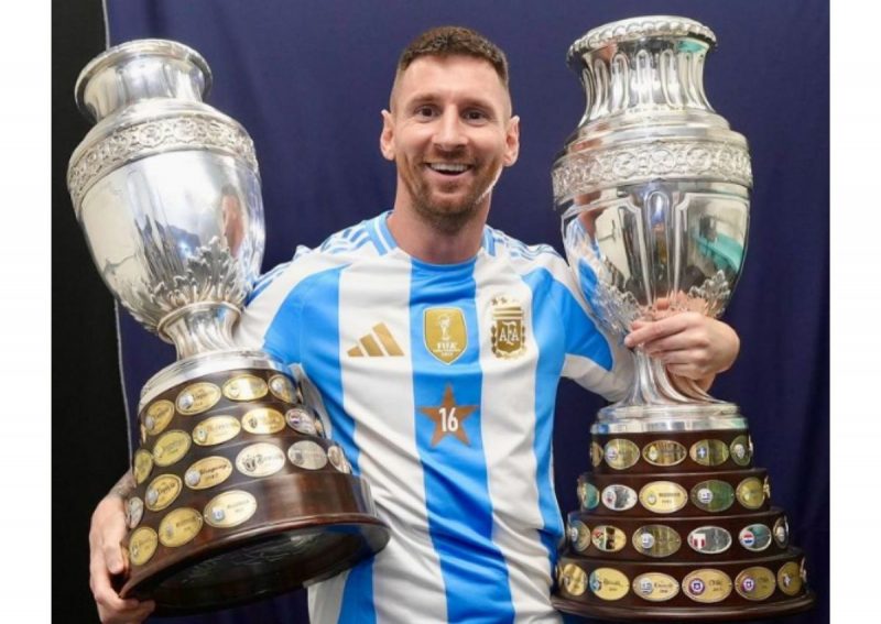 Messi com as duas taças da Copa América que conquistou 