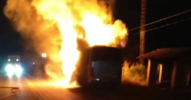 Micro-ônibus com passageiros pega fogo em Urussanga na noite da última terça-feira (30)