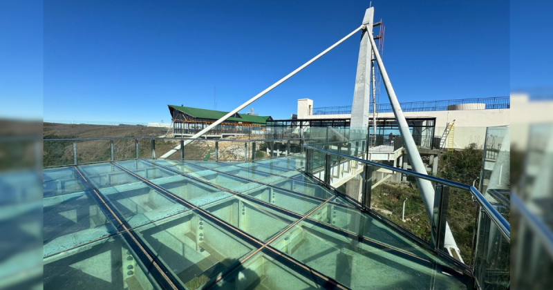 Mirante de vidro com lojas e restaurantes