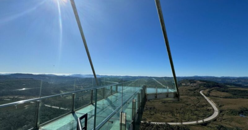 mirante de vidro com vista para serra e penhasco