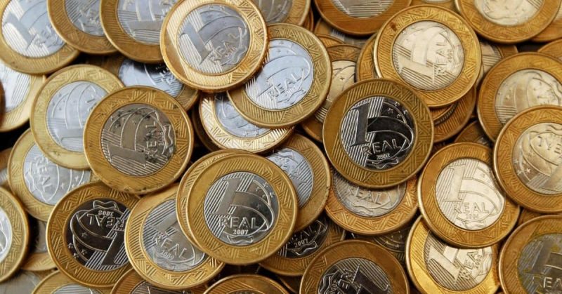 Moedas de R$ 1 dispostas umas sobre as outras