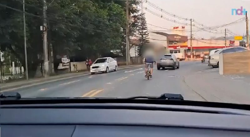 Homem andando em cima de monociclo elétrico em via de Blumenau