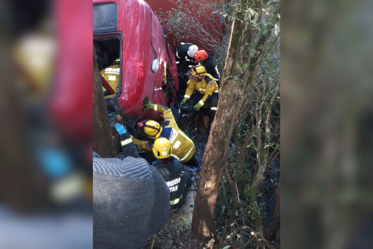 Motorista foi resgatado após caminhão sair da pista e cair em uma ponte em Irani - Bombeiros Voluntários de Irani/Divulgação/ND