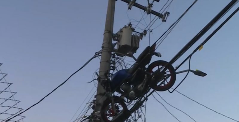  Moto fica suspensa em poste