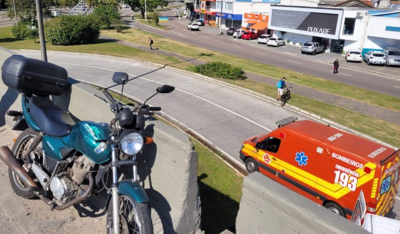 Motociclista perde o controle e é arremessada de viaduto em Florianópolis