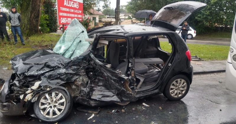 Colisão entre carro e ônibus deixou motorista de 24 anos ferida na manhã da última segunda-feira (29). Acidente aconteceu no bairro Pinheirinho, em Criciúma