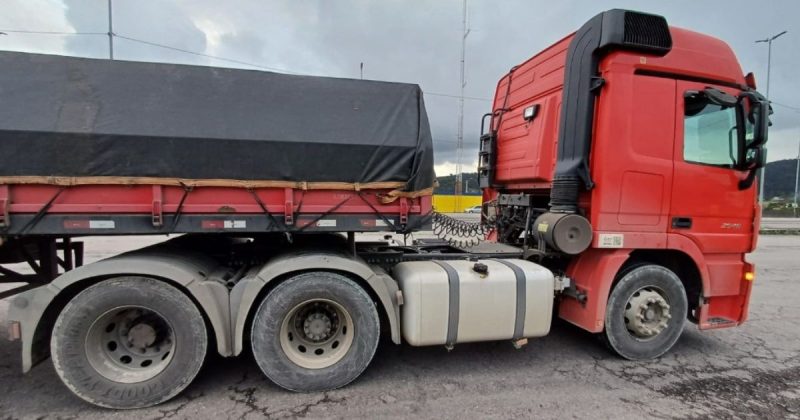 Acidente envolvendo um Hyundai/Creta e uma carreta Mercedes-Benz deixa motorista com graves lesões